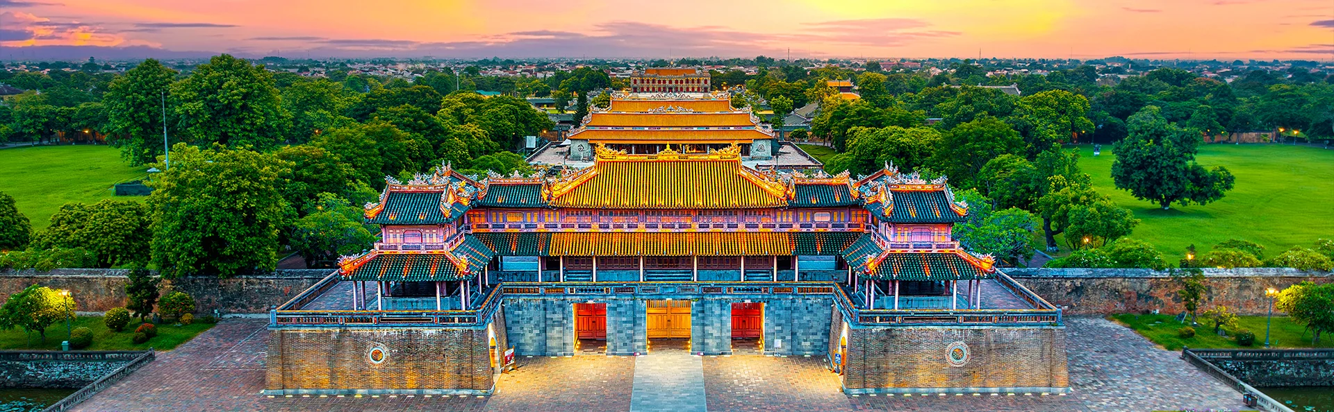 Flygfoto av Meridian Gate i Hue vid solnedgång i Vietnam.