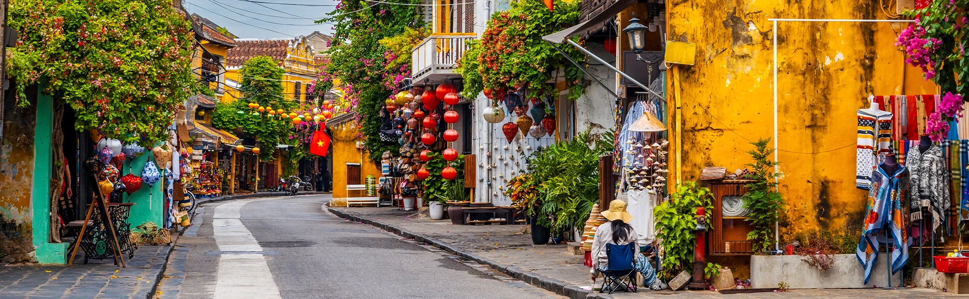 Gamla gula hus och byggnader i Hoi Ans gamla stadskärna i Vietnam