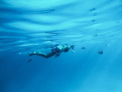 En kvinna snorklar på Zanzibar