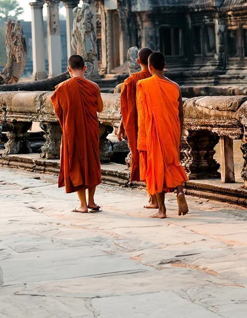 Munkar vid Angkor Wat i Kambodja