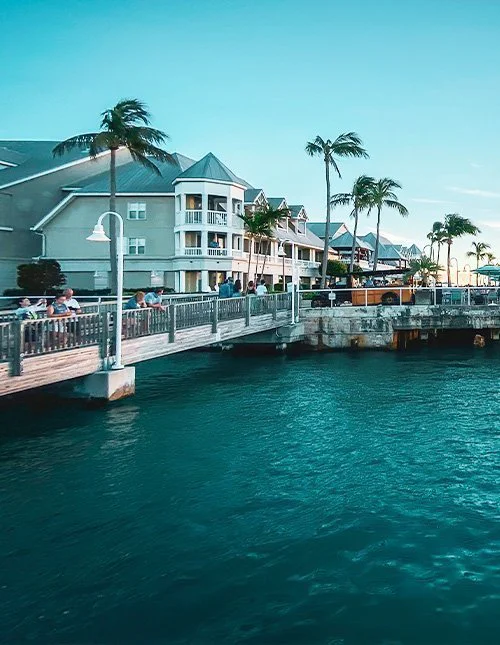 Solnedgång nära Mallory Square i Key West, Florida, USA, mot en blå himmel